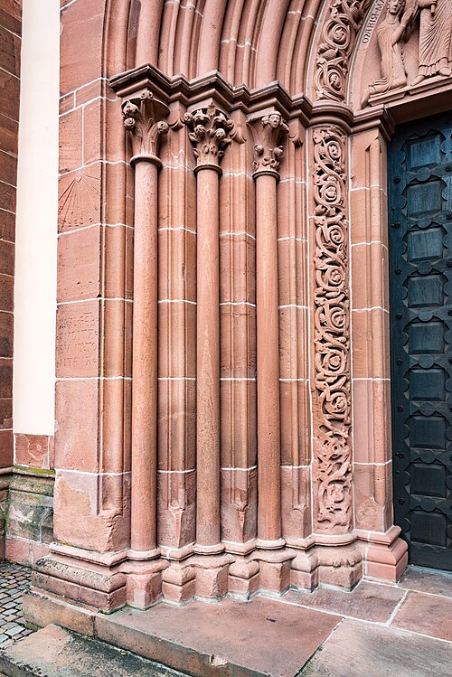 File:Gelnhausen, Marienkirche, Südportal-20160804-007.jpg