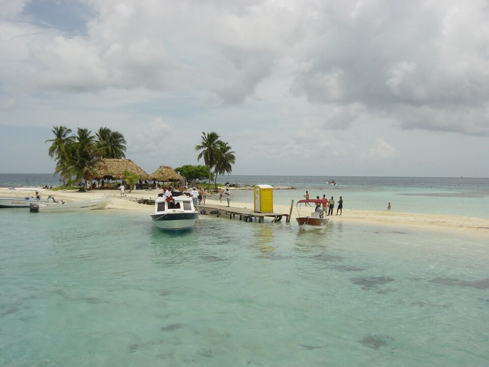 File:Goffs Caye-Belize.JPG