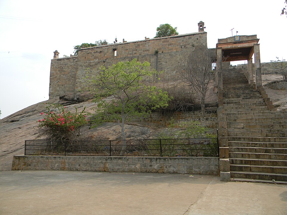 File:Malaikovil Full View.JPG