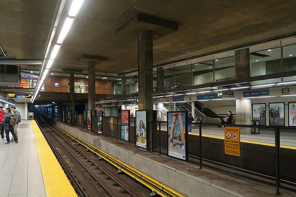 File:Broadway-City Hall Station platform 2018.jpg