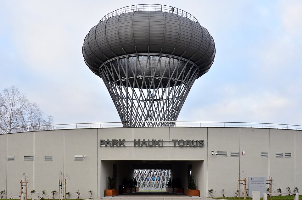 File:Ciechanów, Park Nauki Torus.jpg