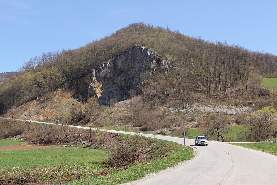 File:Kamenolom u selu Pšanik (opština Lučani).jpg
