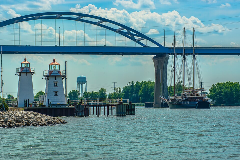 File:Peacemaker sails into Green Bay.jpg