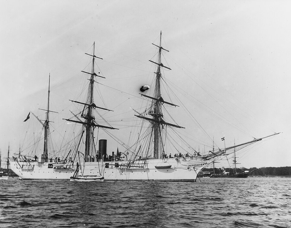 File:19-N-13093 Aurora-class corvette.jpeg