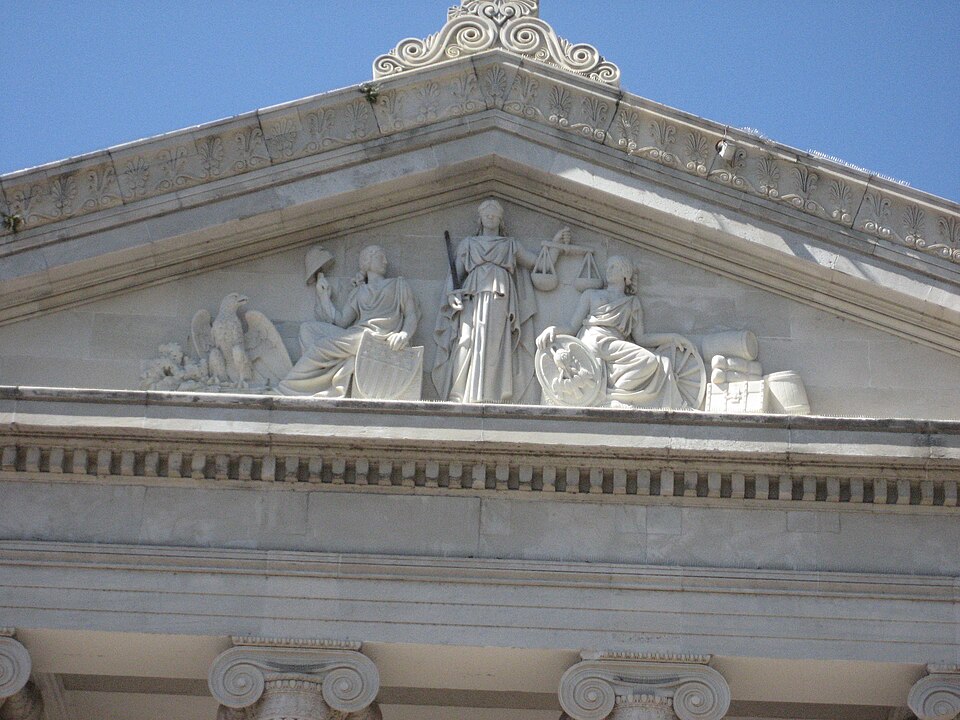 File:CBD11Oct07GallierHallLibertyCapScales.jpg