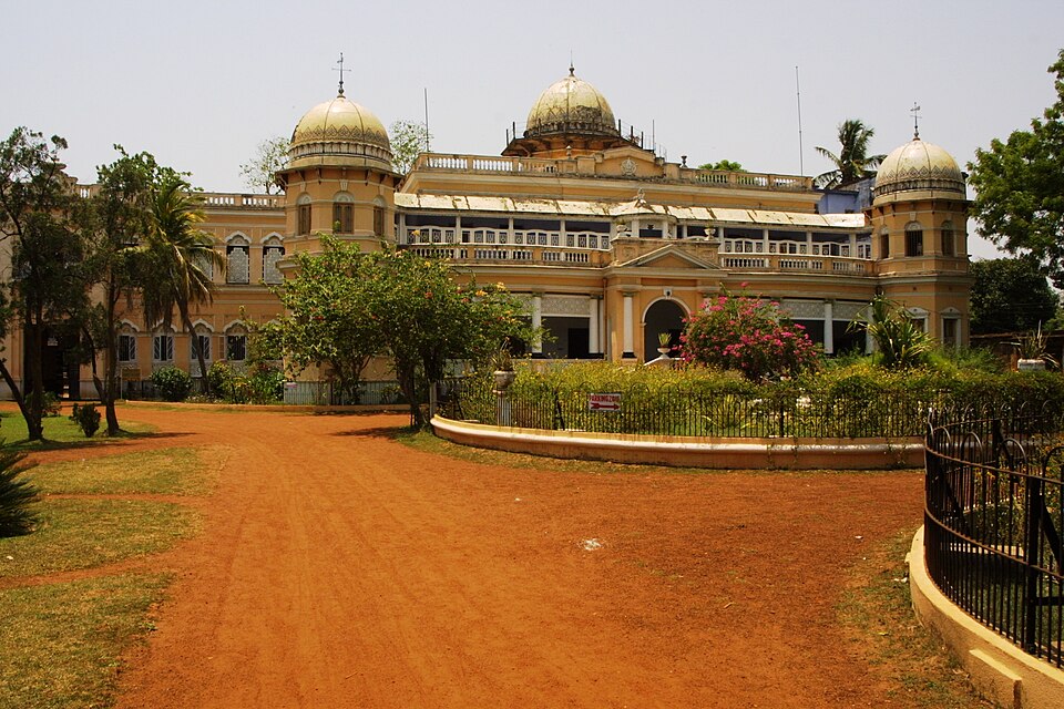 File:Jhargram Palace.jpg