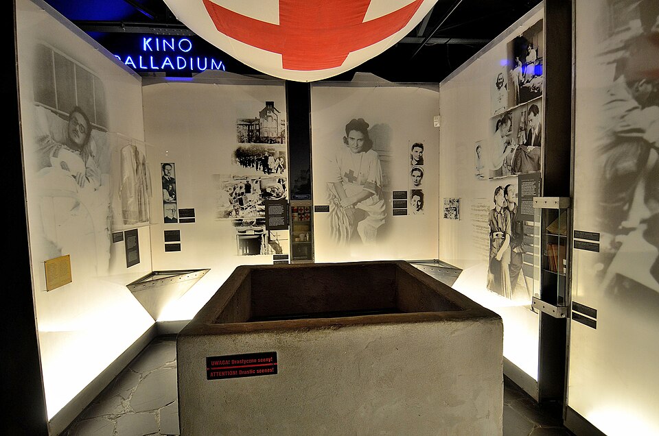 File:Muzeum Powstania Warszawskiego szpital powstańczy.JPG