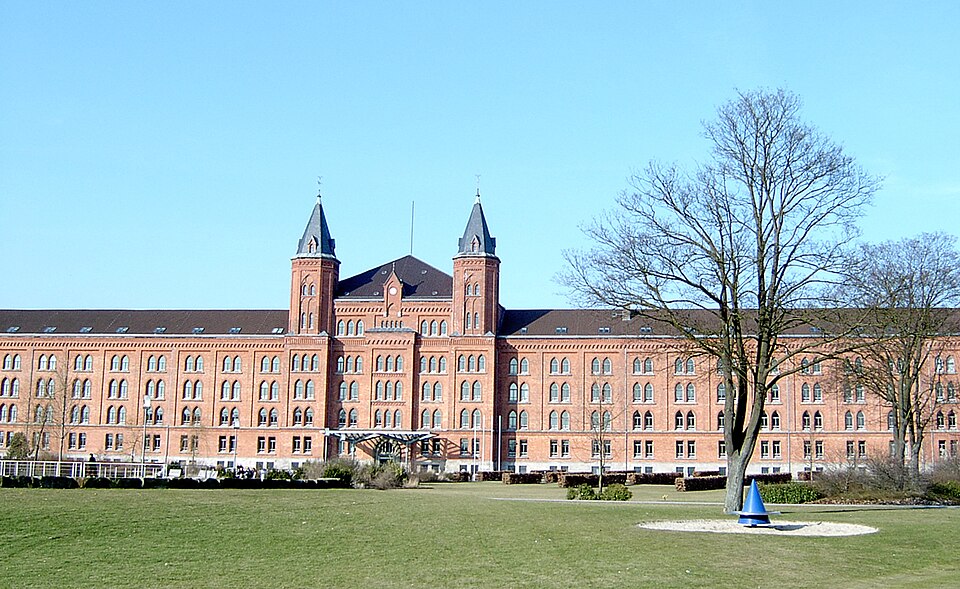 File:Neues Rathaus (Celle).jpg