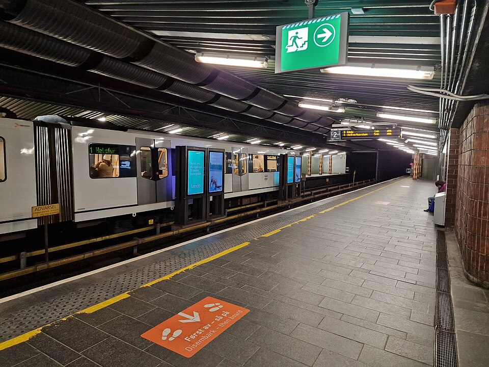File:Tøyen station in Oslo (2023-09-19 20-53-04).jpg