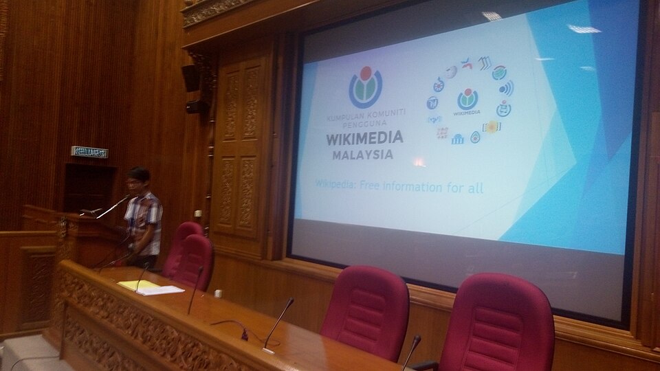 File:Wikipedia Penang 1 Meetup Presenting.jpg