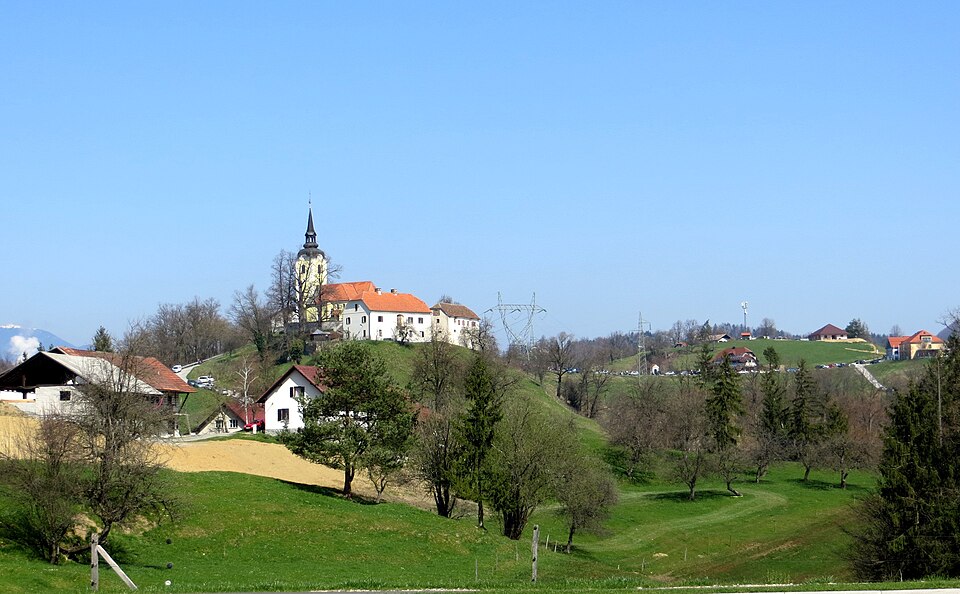 File:Andraz nad Polzelo Slovenia.jpg