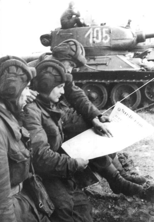 File:Bundesarchiv Bild 183-85461-0005, Berlin, Mauerbau, NVA-Panzersoldaten.jpg