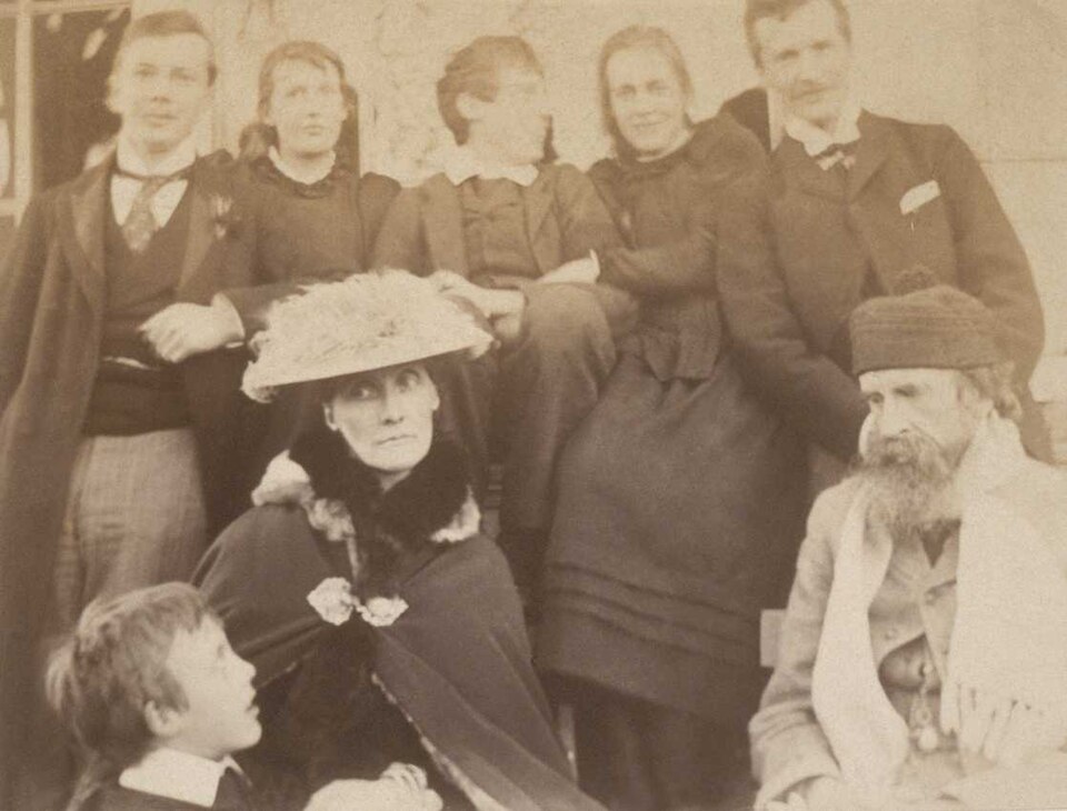 File:Duckworth Stephen Family 1892.jpg