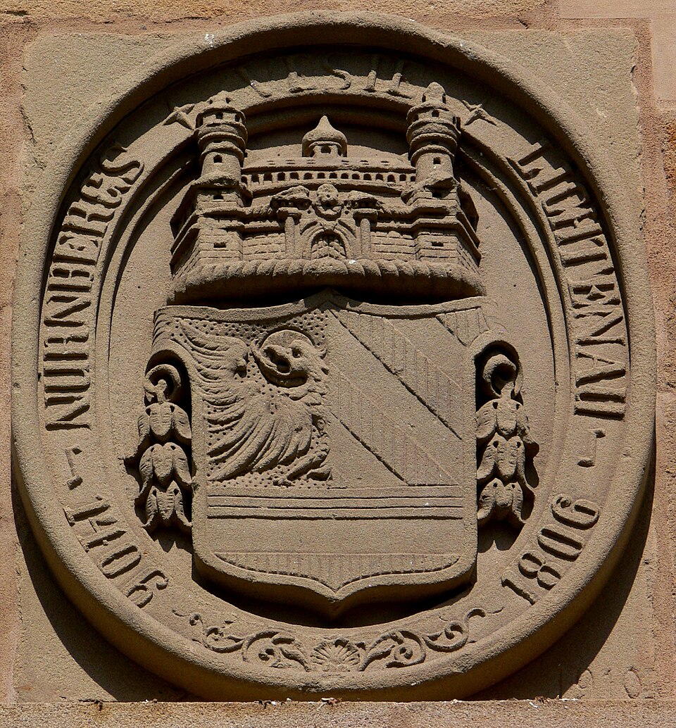 File:Festung Lichtenau Hauptgebäude Eingang Wappen.jpg