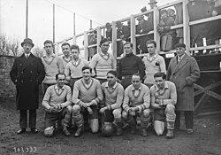 A photo of the players in Dunkerque's lineup against AS Cannes in the Round of 16 of the 1929–30 Coupe de France.