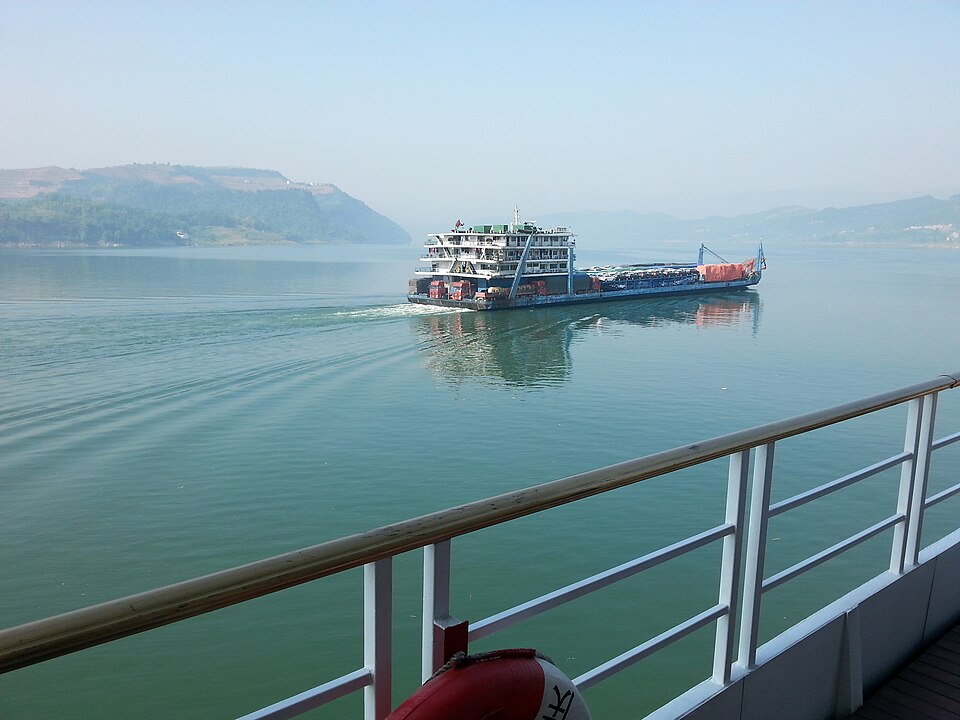 File:A vehicle carrier on yangtze.jpg