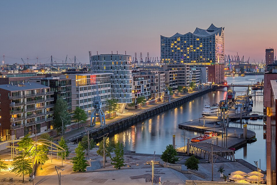Elbphilharmonie with Sandtorkai and Magellan Terraces in HafenCity.