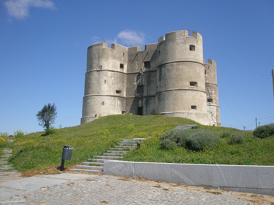 File:EvoramonteCastle.jpg