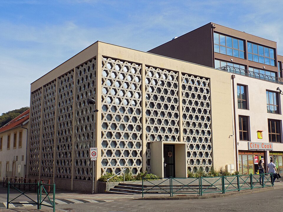 File:La synagogue de Saint-Avold.jpg