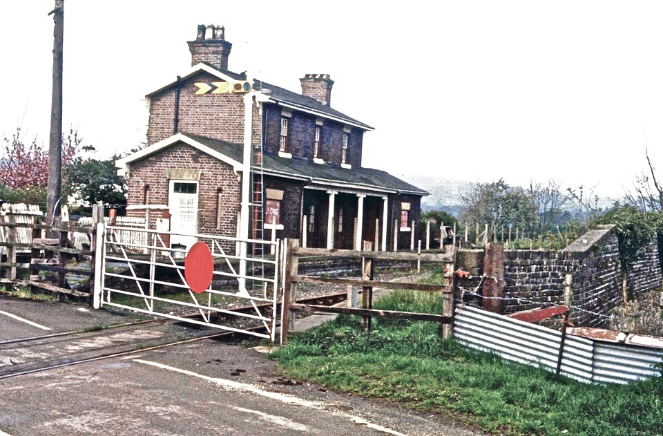 File:Llong station.jpg