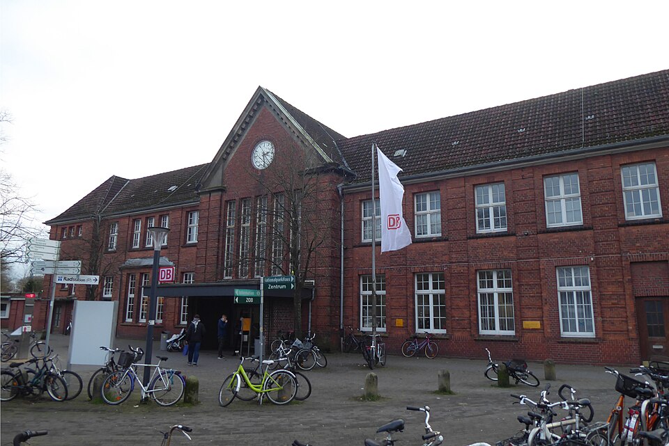 File:P1020943 Bahnhof Husum 2019.jpg