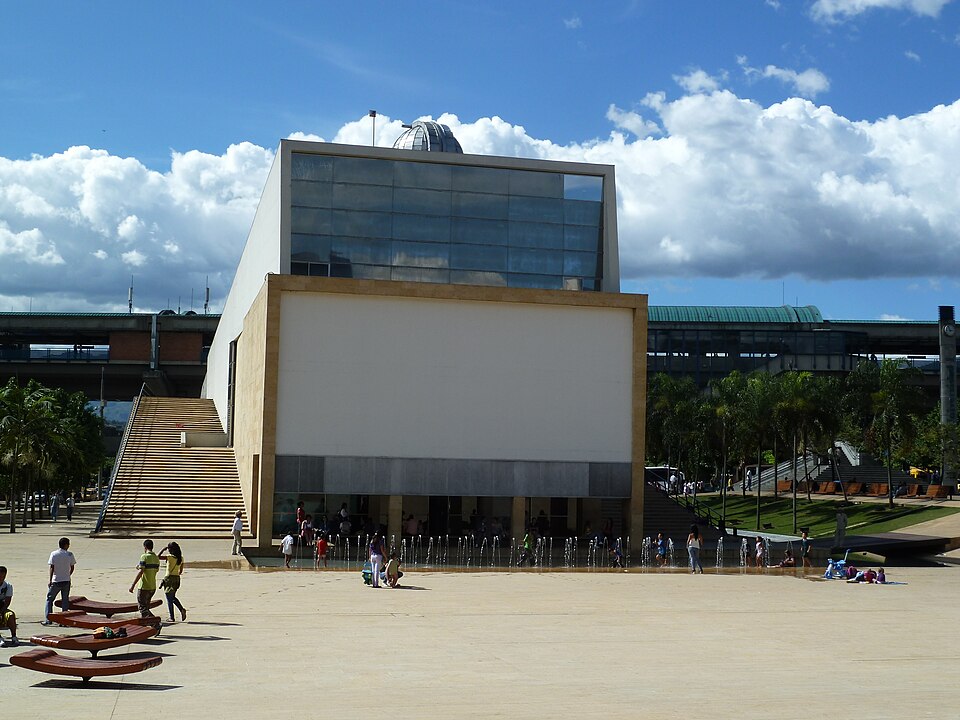 File:Parque de los Deseos - planetario.jpg