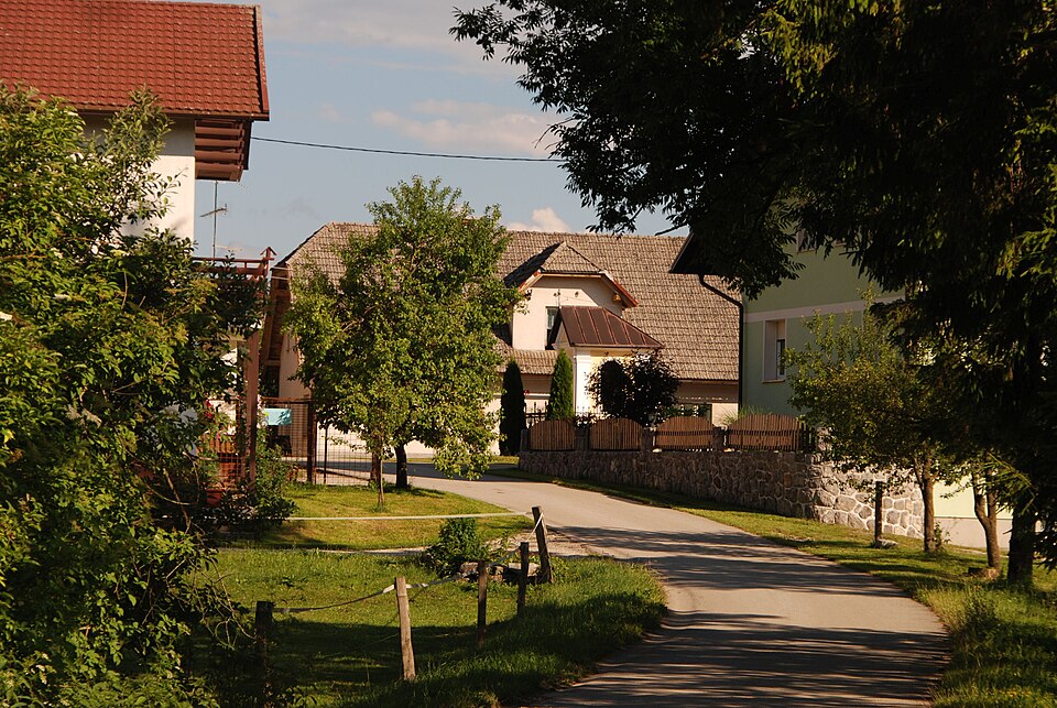 File:Volčje, Bloke.jpg
