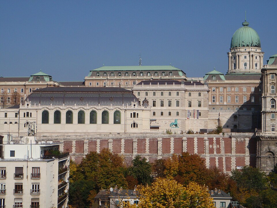 File:Budavári lovarda Főőrségi épület és Stöckl-lépcső.jpg