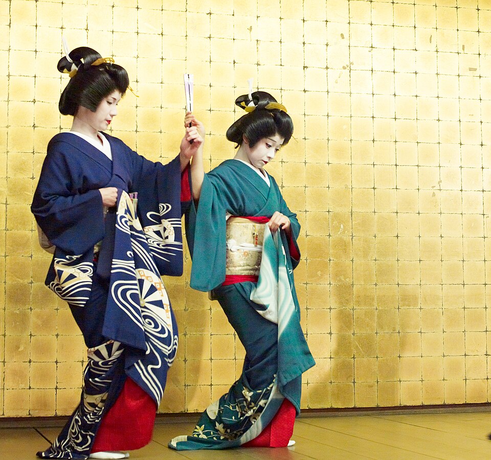 File:Niigata geisha dancing.jpg