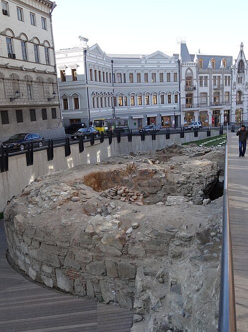 File:Tbilisi old city walls 20.jpg