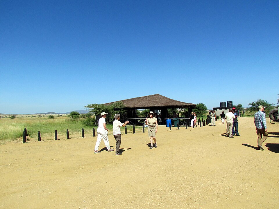 File:Tourists arriving at Seronera Airstrip.jpg