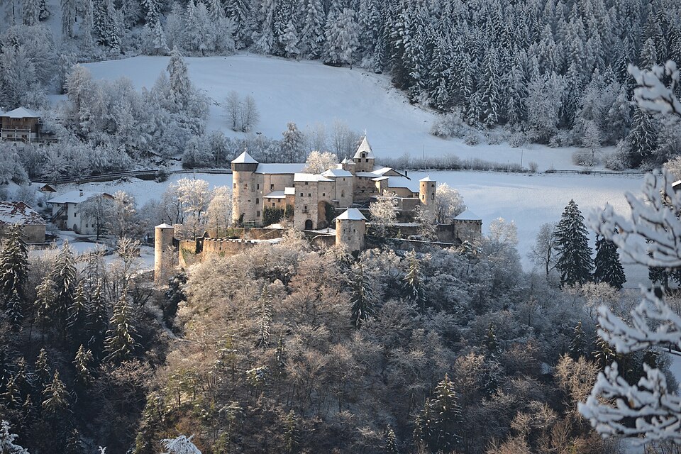File:Völs am Schlern - Prösels Castle.jpg