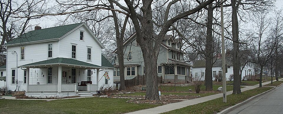File:Wauwatosa Ave Hist Dist Nov12.jpg