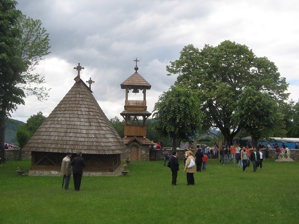 File:Crkva brvnara u Javoranima.jpg