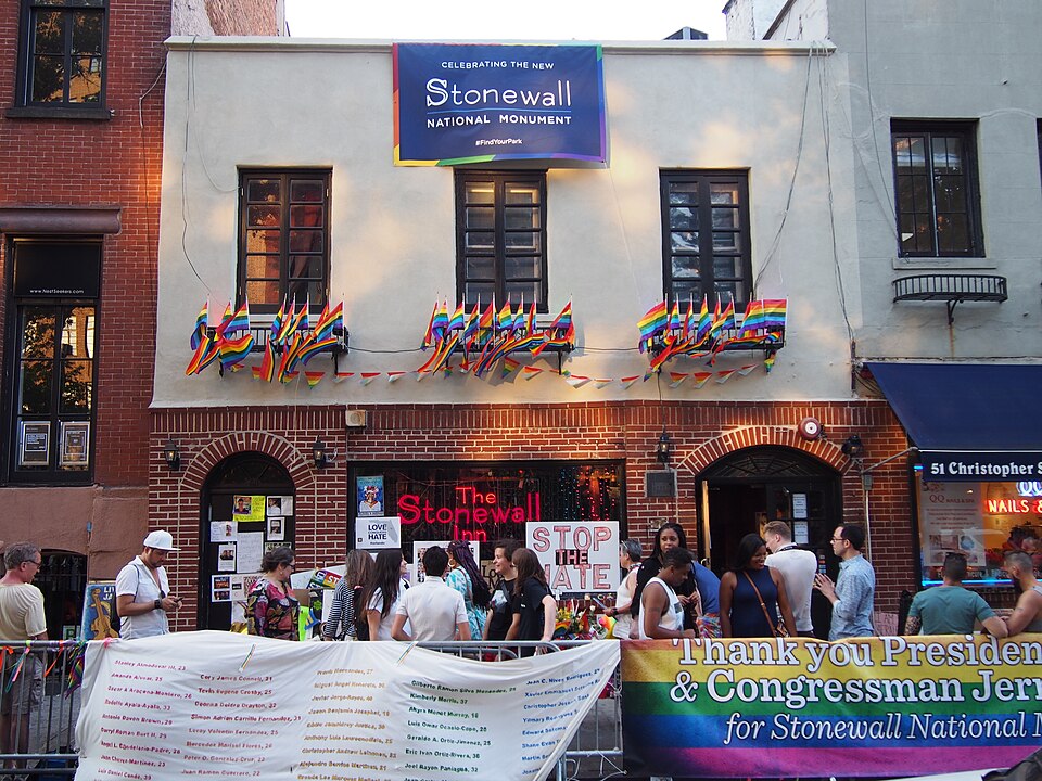 File:Stonewall Inn 5 pride weekend 2016.jpg