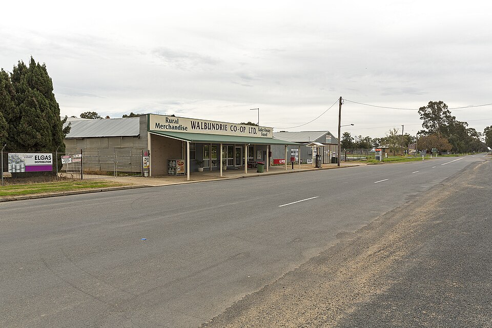 File:Billabong St in Walbundrie.jpg