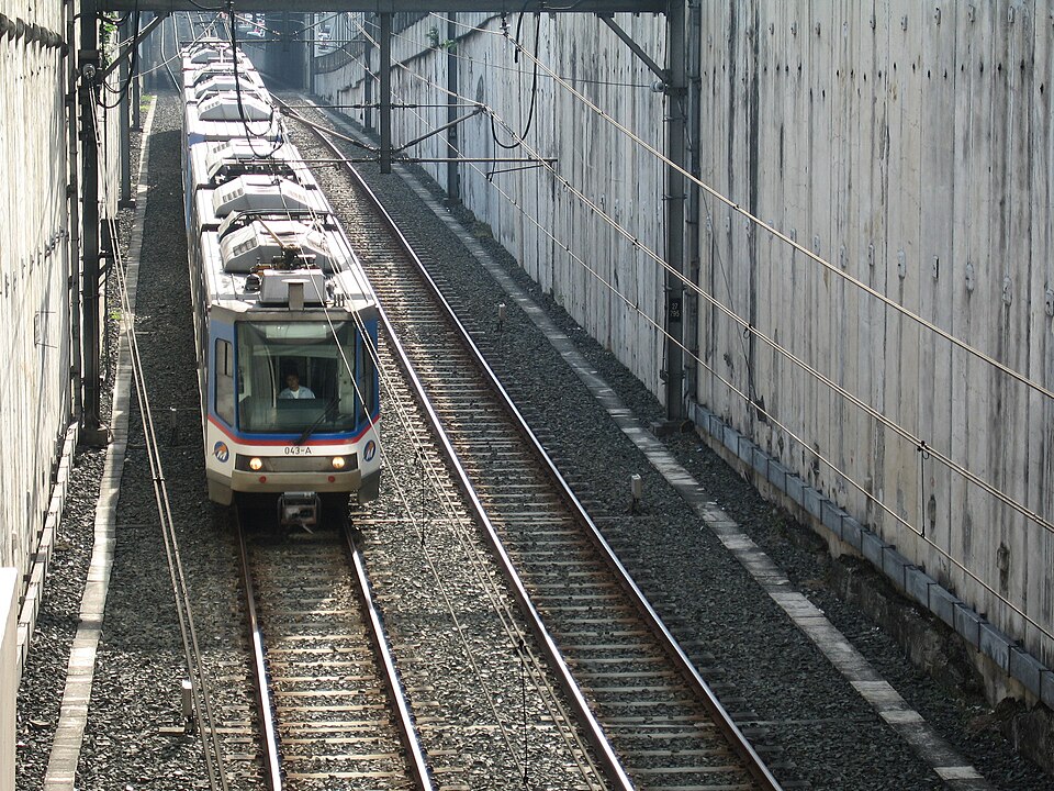 File:MRT-3 Manila train towards Ayala Station.jpg