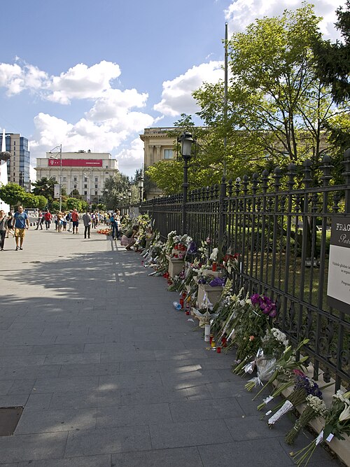 File:Bucharest flowers for Queen Anna.jpg