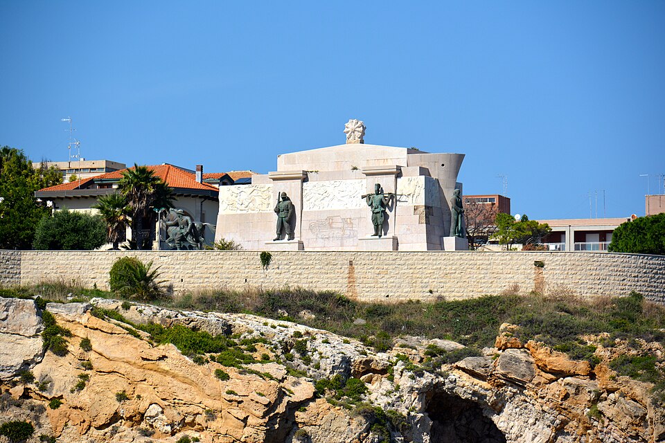File:Monumento ai Caduti d'Africa, Siracusa Cappuccini.jpg