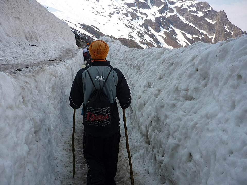 File:Pilgrims crossing the Hemkund Glacier..jpg