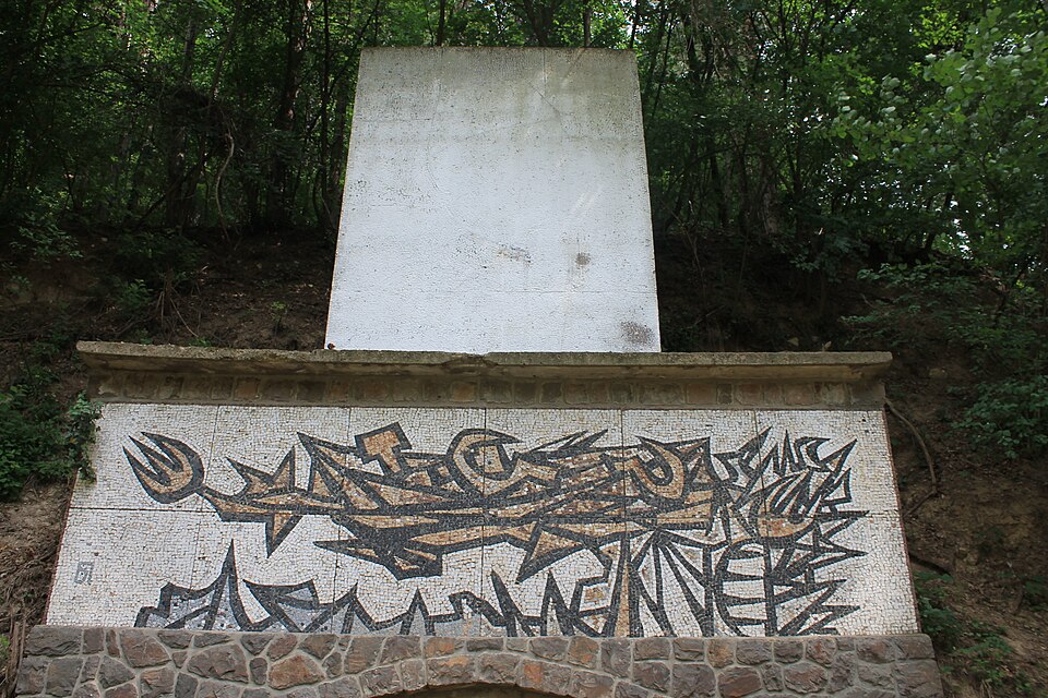 File:Rakovac, spomenik Kamenolom 005.jpg