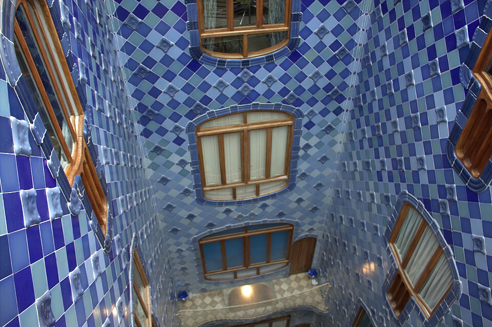 File:Casa Batlló Light Well.jpg