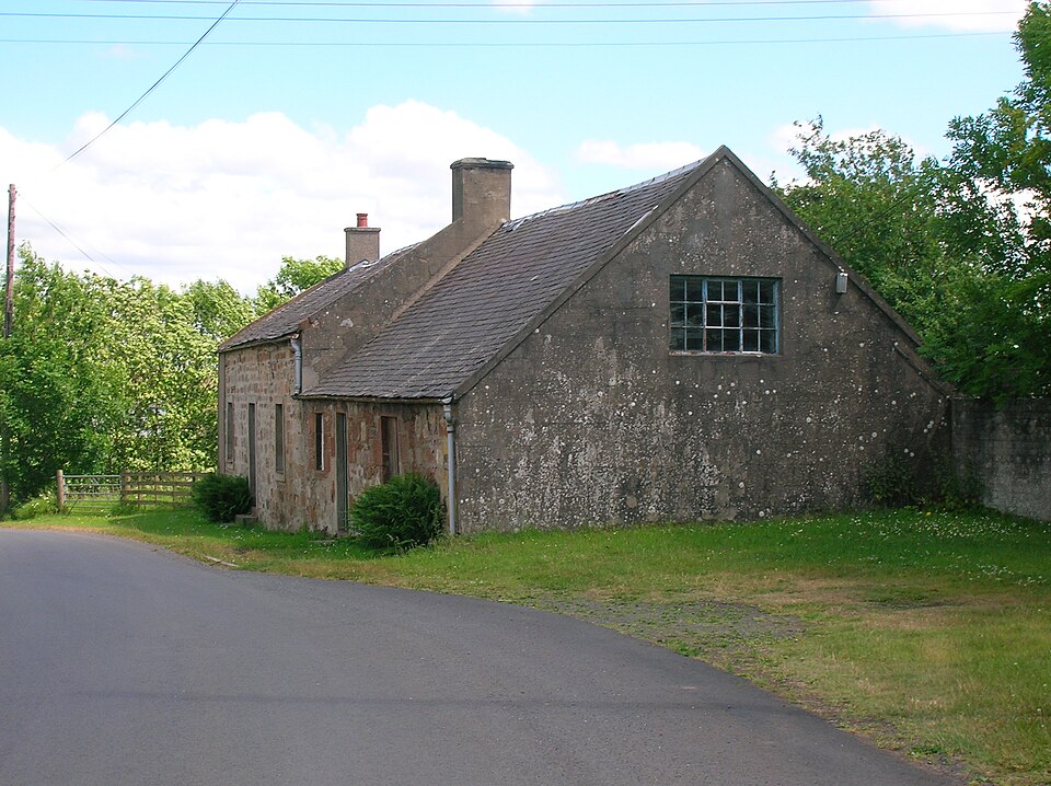 File:Fail Castle Cottage.JPG