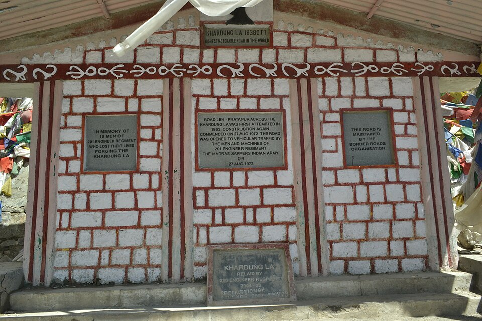 File:Khardung La Memorial.jpg