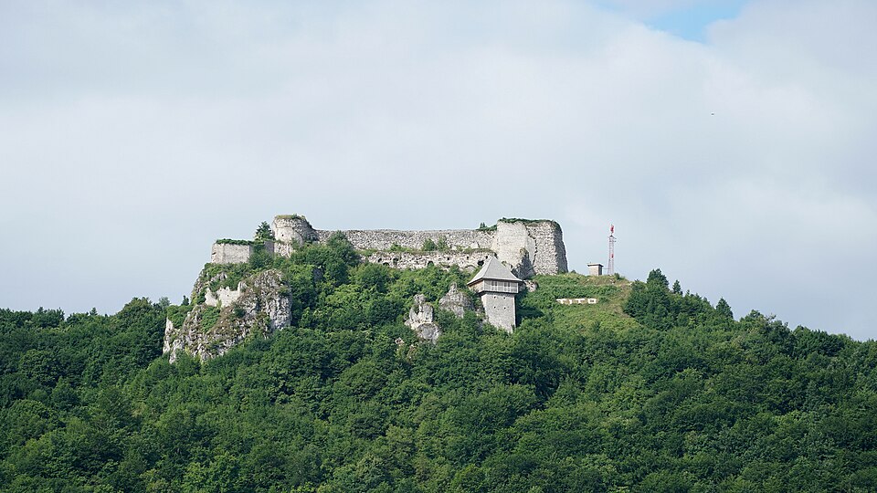 File:Ostrovica Castle Seen from Kulen Vakuf.jpg