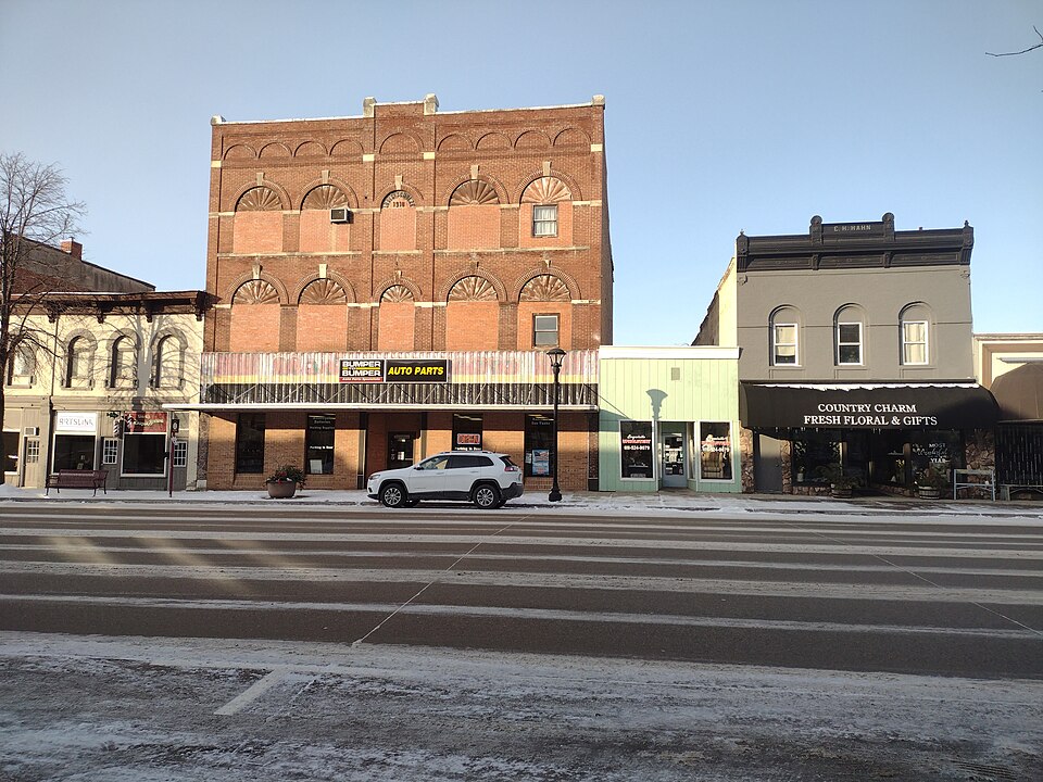 File:Reedsburg MainStreet2022 (5).jpg