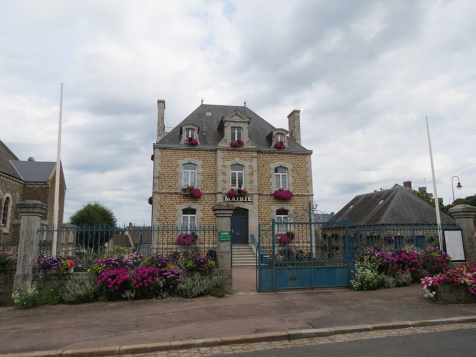 File:Saint-Fraimbault - mairie.jpg