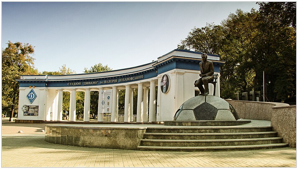 File:Головний вхід до стадіону "Динамо".jpg