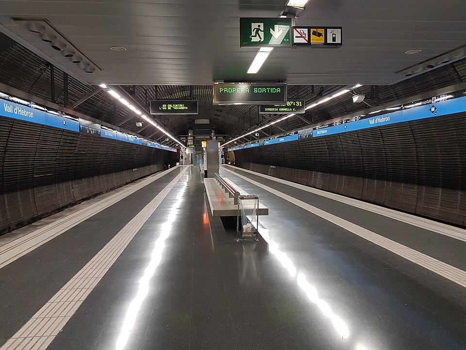 File:Estació Vall d'Hebron L5 2020.jpg