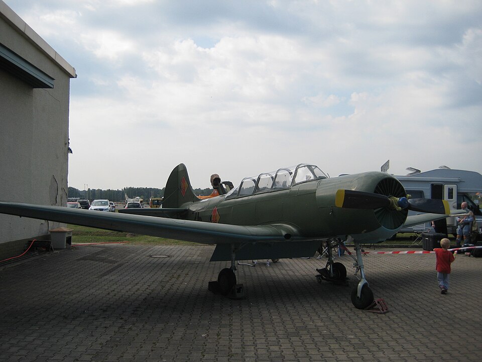 File:Jakowlew Jak-18.JPG